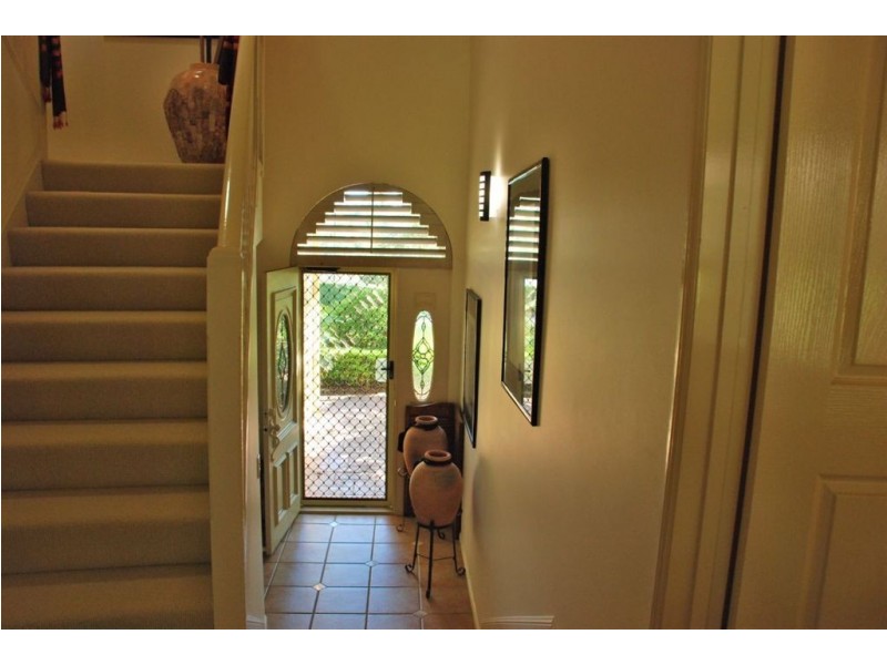 8/125 Santa Cruz Boulevard, Clear Island Waters QLD 4226