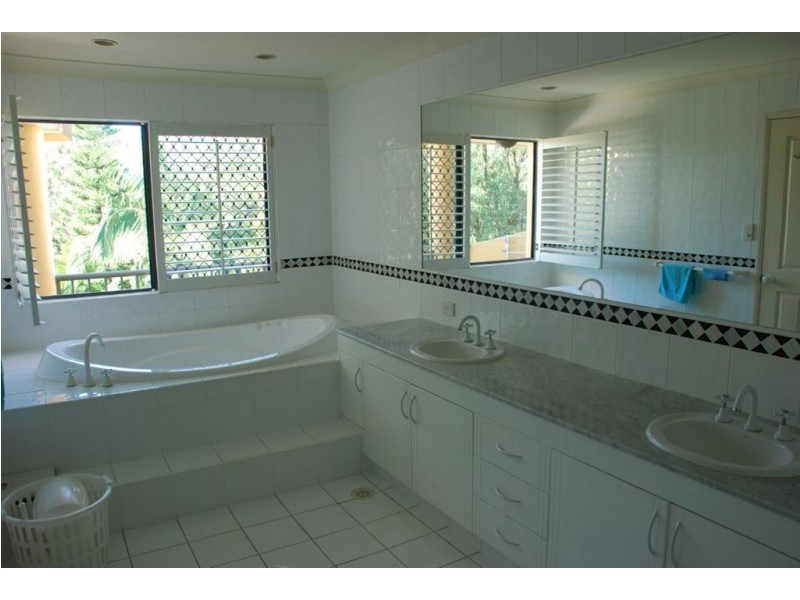 8/125 Santa Cruz Boulevard, Clear Island Waters QLD 4226