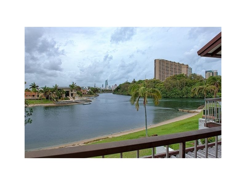 8/15 Hooker Blvd, Broadbeach Waters QLD 4218