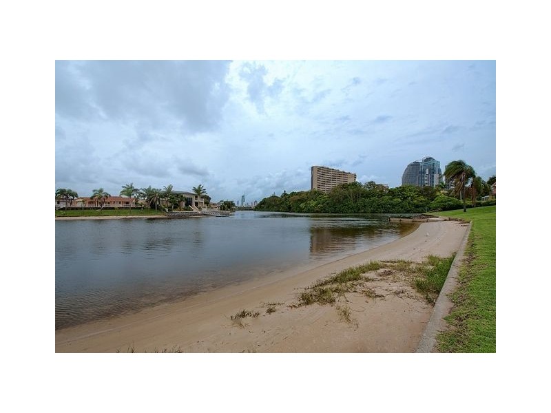 8/15 Hooker Blvd, Broadbeach Waters QLD 4218