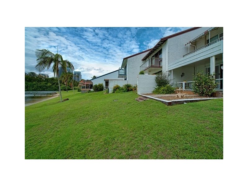 8/15 Hooker Blvd, Broadbeach Waters QLD 4218