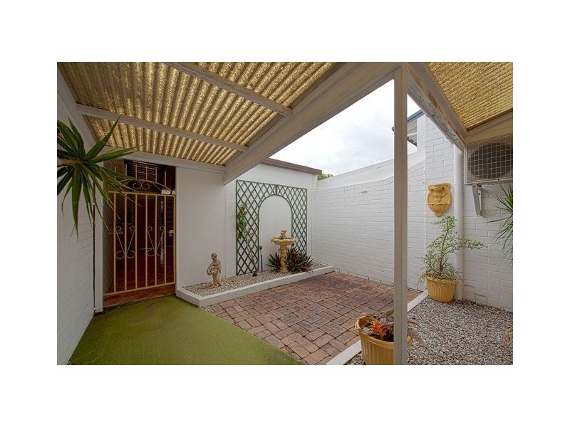 8/15 Hooker Blvd, Broadbeach Waters QLD 4218