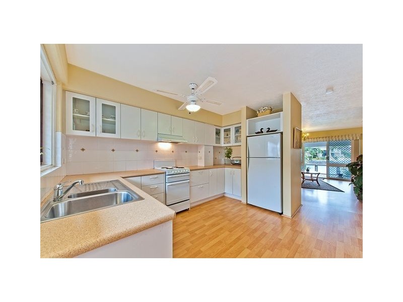 8/15 Hooker Blvd, Broadbeach Waters QLD 4218