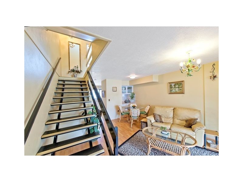 8/15 Hooker Blvd, Broadbeach Waters QLD 4218