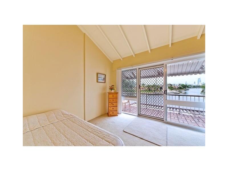 8/15 Hooker Blvd, Broadbeach Waters QLD 4218