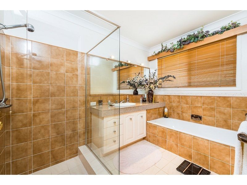 3 McIlwain Drive, Mermaid Waters QLD 4218