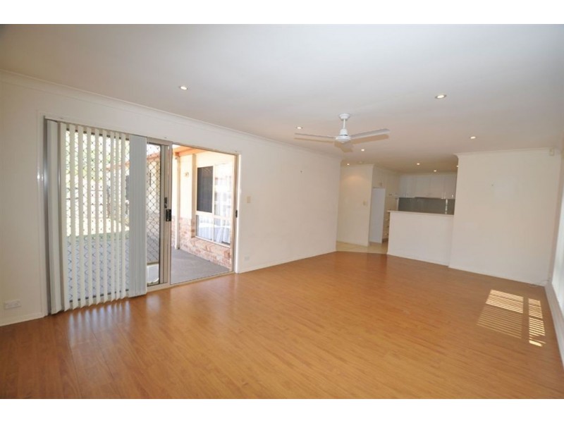 1/14 Gemma Glade, Labrador QLD 4215