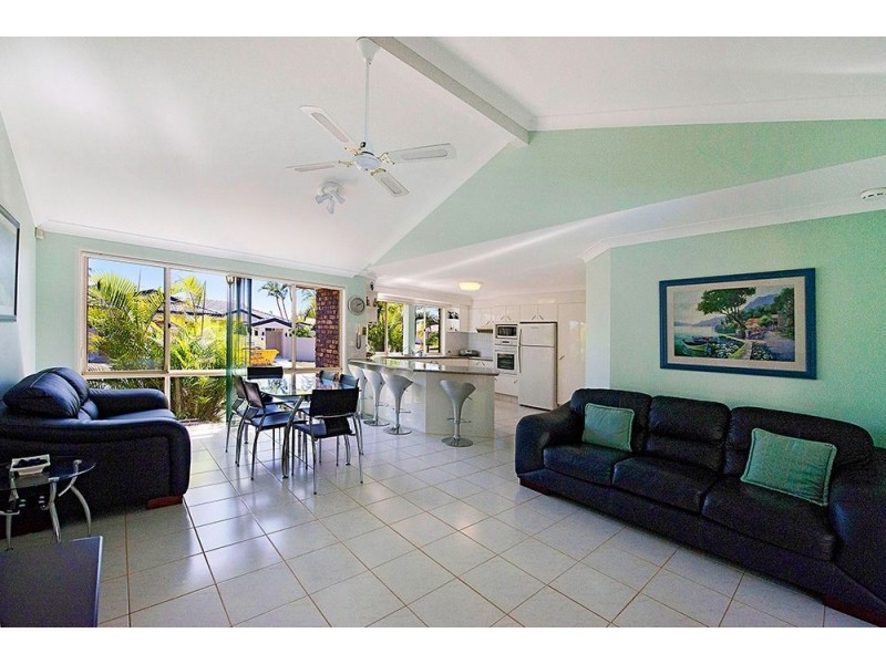 5 Bon Aire Court, Clear Island Waters QLD 4226