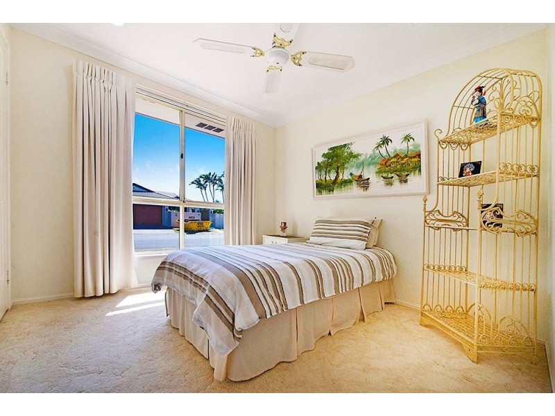 5 Bon Aire Court, Clear Island Waters QLD 4226