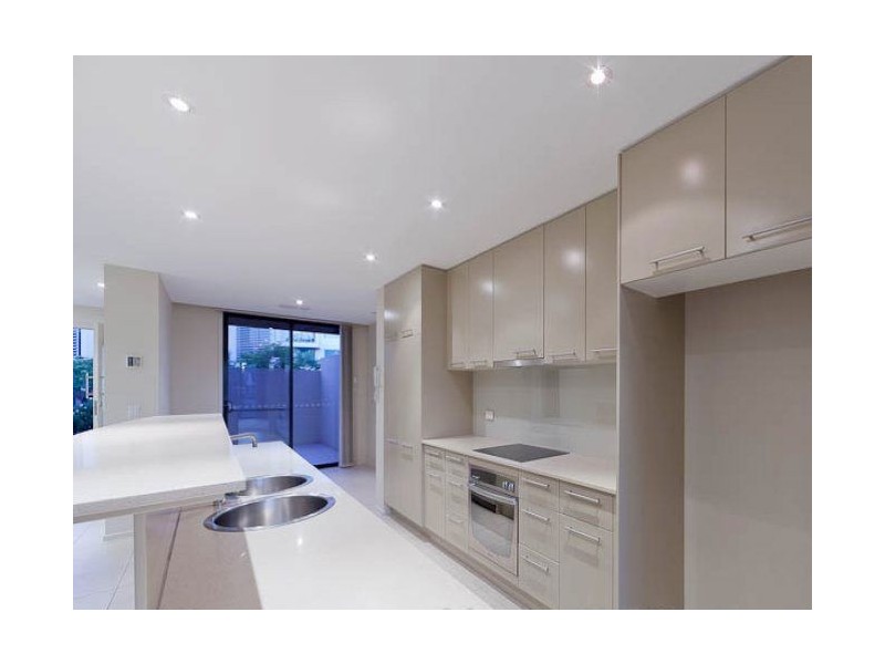 2/5 Miami Key, Broadbeach Waters QLD 4218