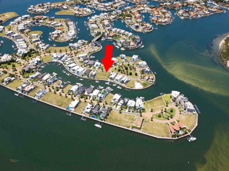 19 Hampton Court, Sovereign Islands QLD 4216