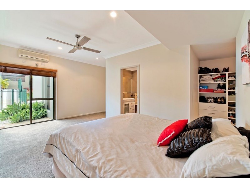 1 Dearne Place, Carrara QLD 4211