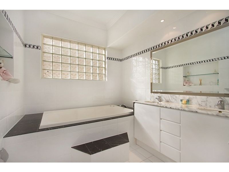 1 Excalibur Court, Sovereign Islands QLD 4216