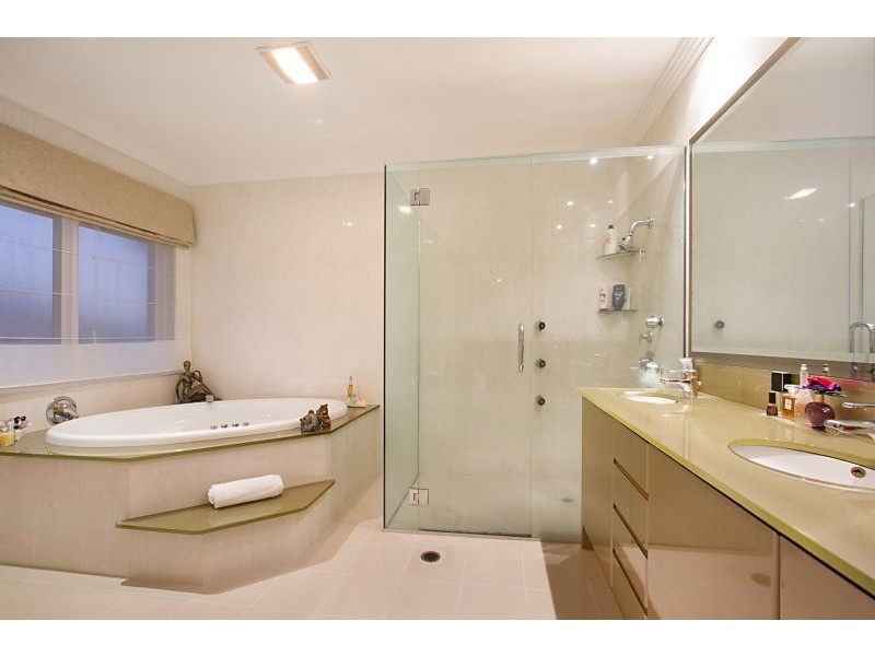 1 Excalibur Court, Sovereign Islands QLD 4216