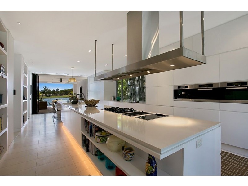 117 Commodore Drive, Paradise Waters QLD 4217