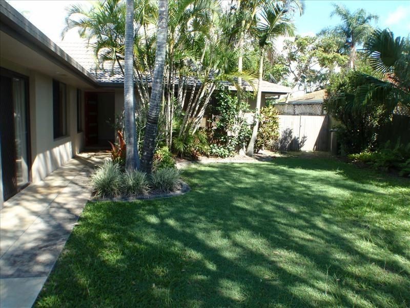 45 Rawlinna Drive, Mermaid Waters QLD 4218
