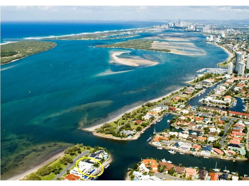 8 Shearwater Esplanade, Runaway Bay QLD 4216