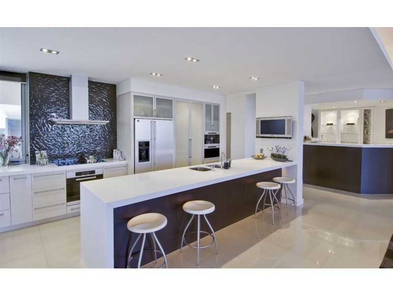 8 Shearwater Esplanade, Runaway Bay QLD 4216