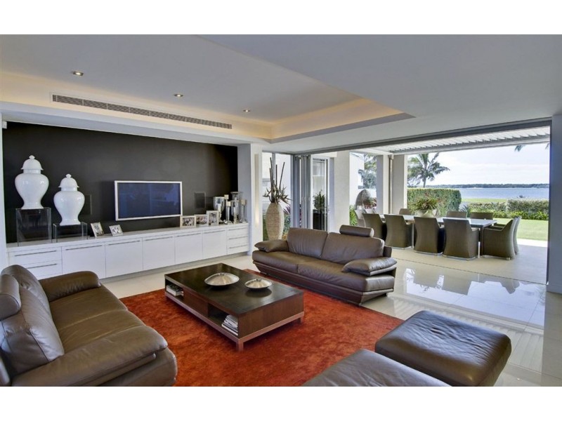 8 Shearwater Esplanade, Runaway Bay QLD 4216