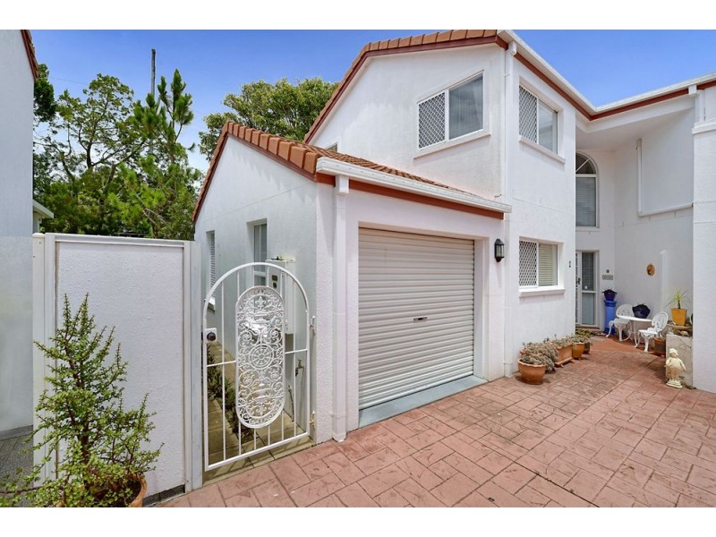 2/4-6 Clinton Street, Labrador QLD 4215