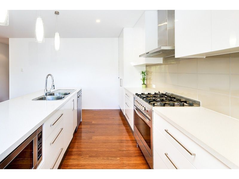 41 Deakin Avenue, Southport QLD 4215