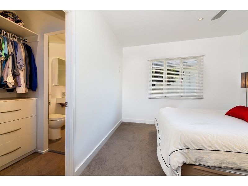 41 Deakin Avenue, Southport QLD 4215