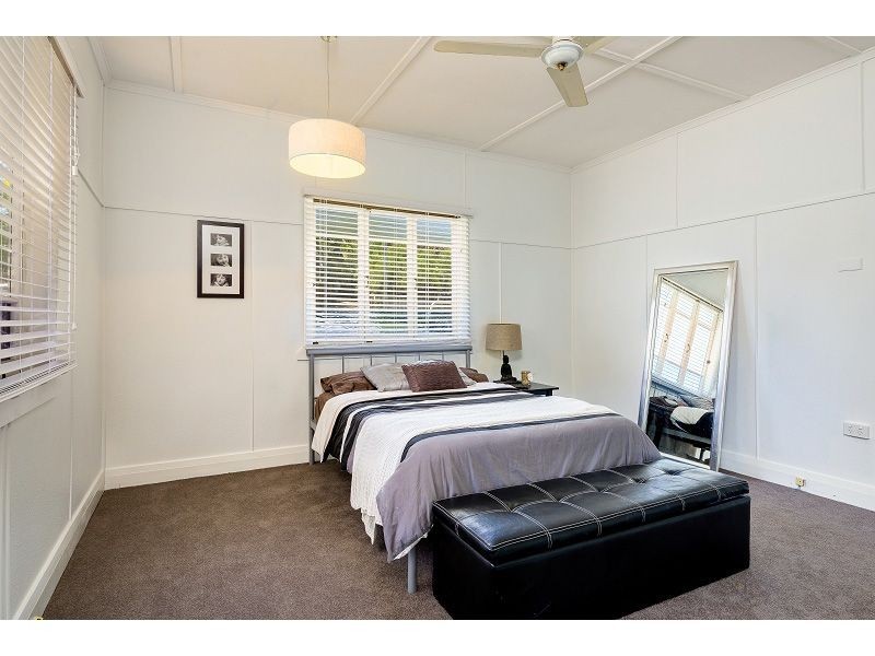 41 Deakin Avenue, Southport QLD 4215