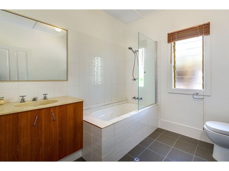 41 Deakin Avenue, Southport QLD 4215