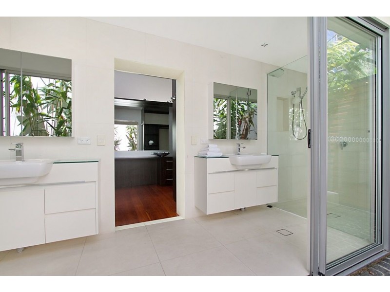 17 Admiralty Drive, Paradise Waters QLD 4217