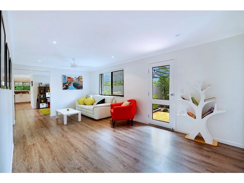 15 Timana Avenue, Mermaid Waters QLD 4218