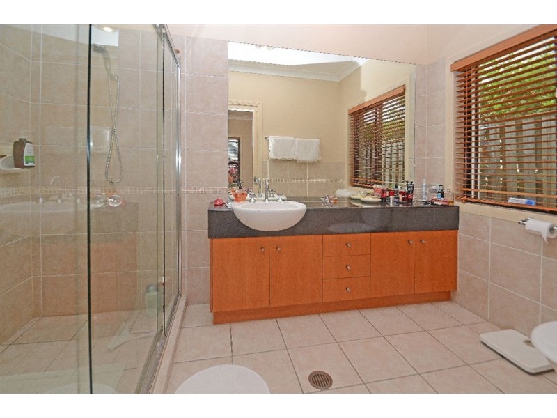 8 Palma Crescent, Varsity Lakes QLD 4227