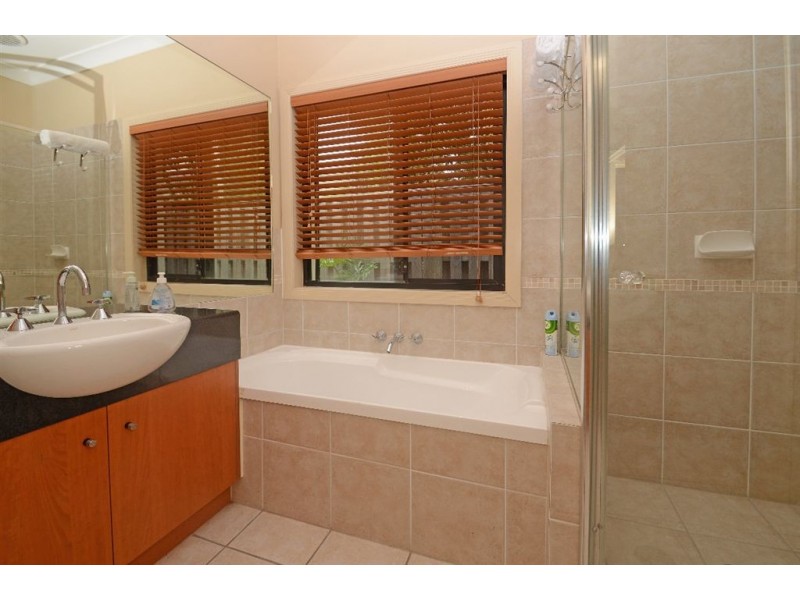 8 Palma Crescent, Varsity Lakes QLD 4227