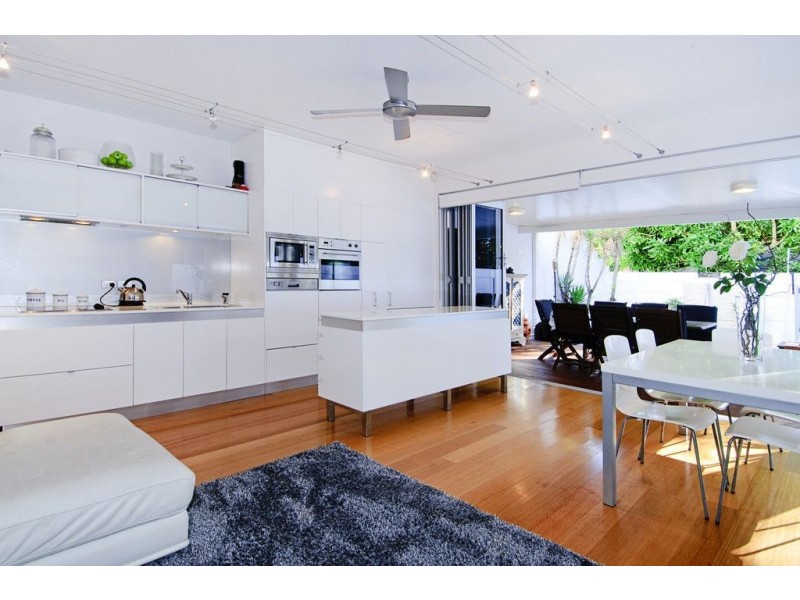 2/17 Errol Avenue, Paradise Point QLD 4216