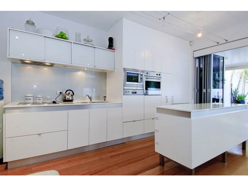 2/17 Errol Avenue, Paradise Point QLD 4216