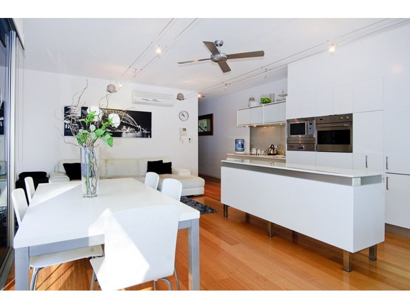 2/17 Errol Avenue, Paradise Point QLD 4216