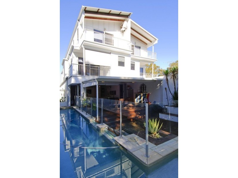 2/17 Errol Avenue, Paradise Point QLD 4216