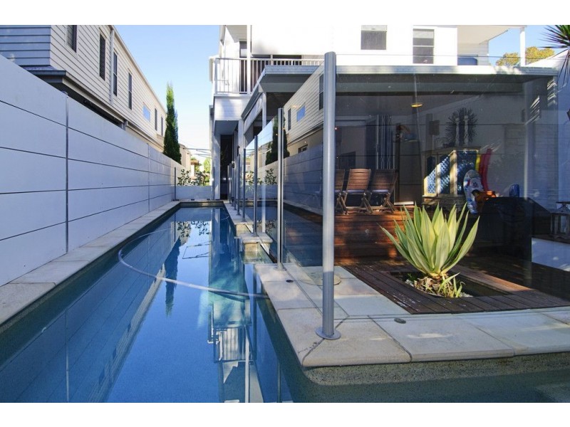 2/17 Errol Avenue, Paradise Point QLD 4216