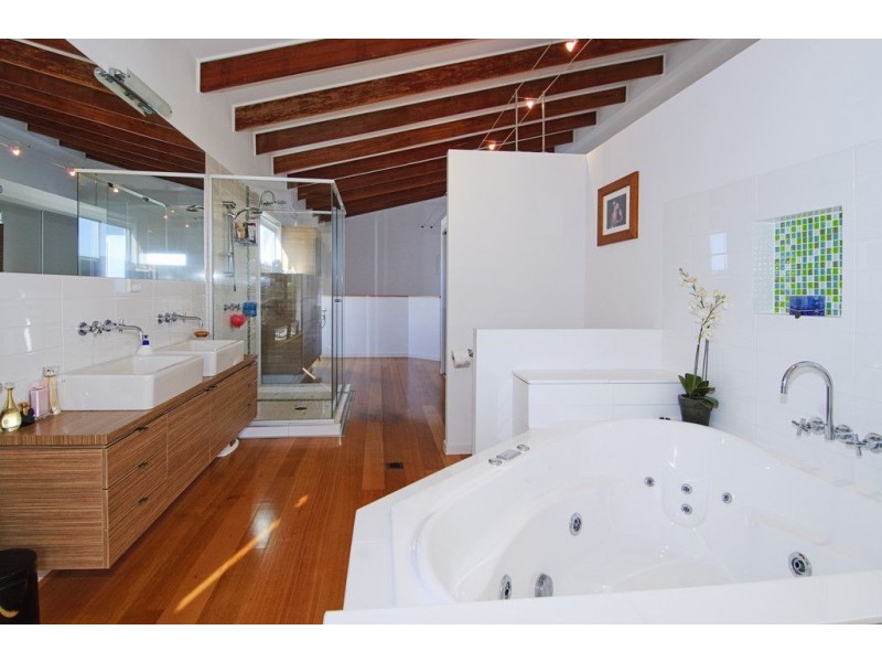 2/17 Errol Avenue, Paradise Point QLD 4216