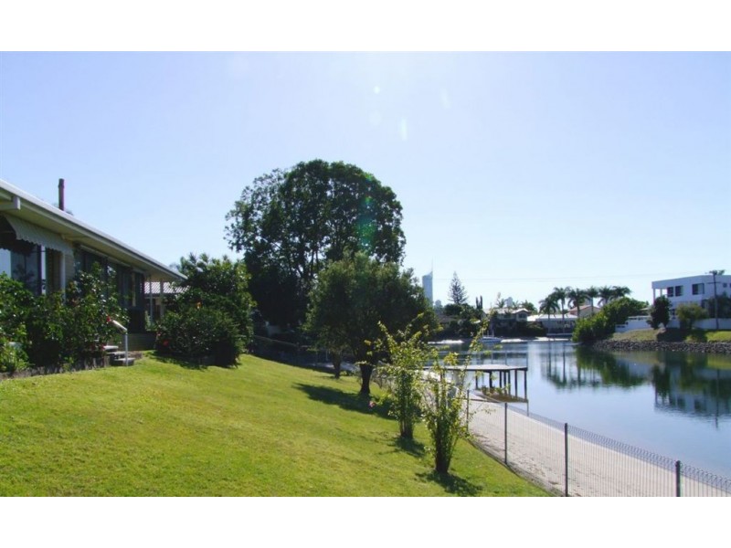 16 Aroona Avenue, Broadbeach Waters QLD 4218