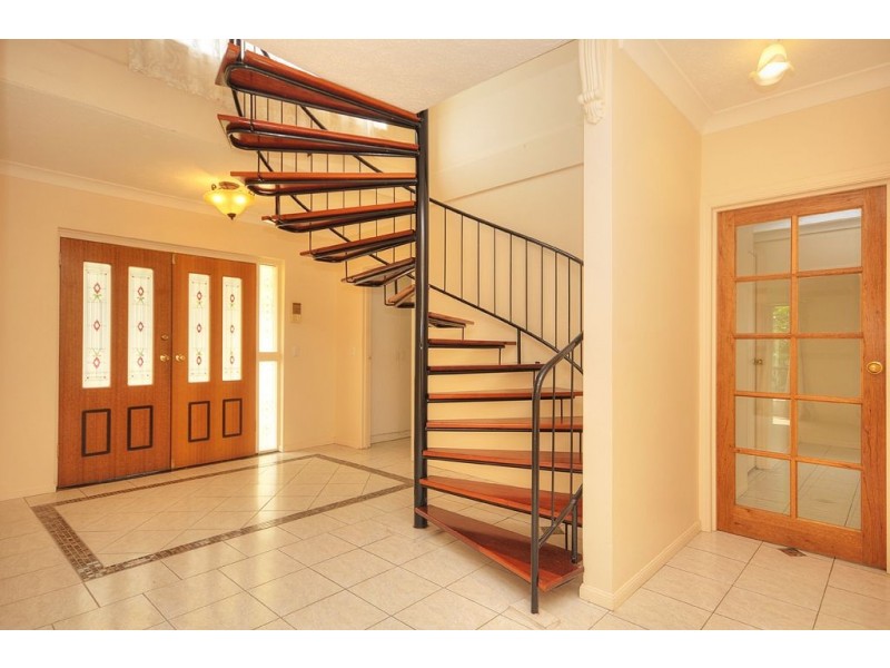 19 Chartwell Drive, Benowa QLD 4217