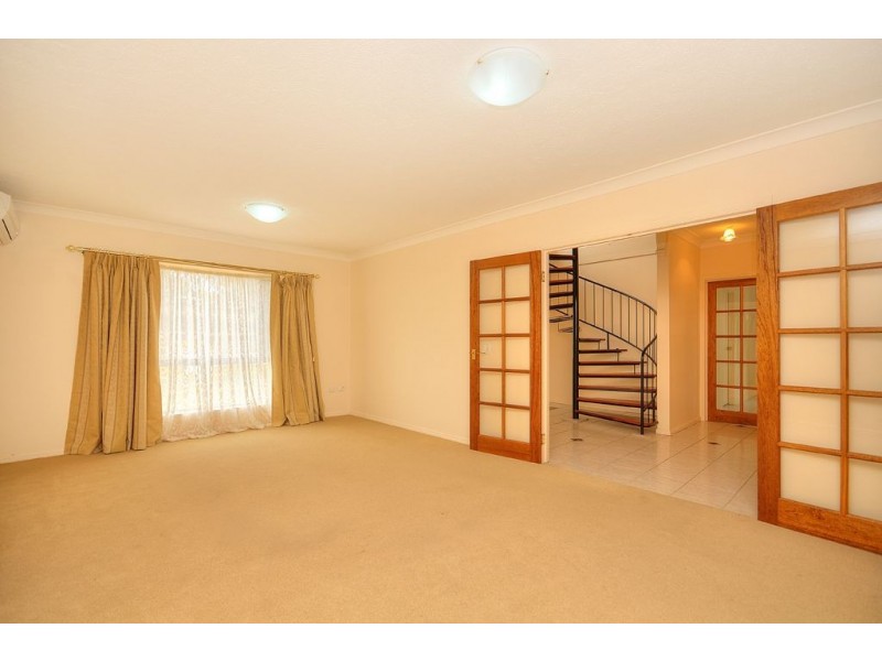 19 Chartwell Drive, Benowa QLD 4217