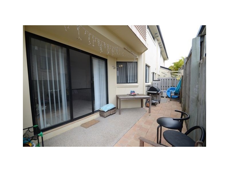 2/2 Montville Court, Varsity Lakes QLD 4227