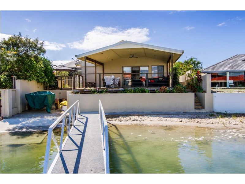 18 Lindsay Parade, Paradise Point QLD 4216