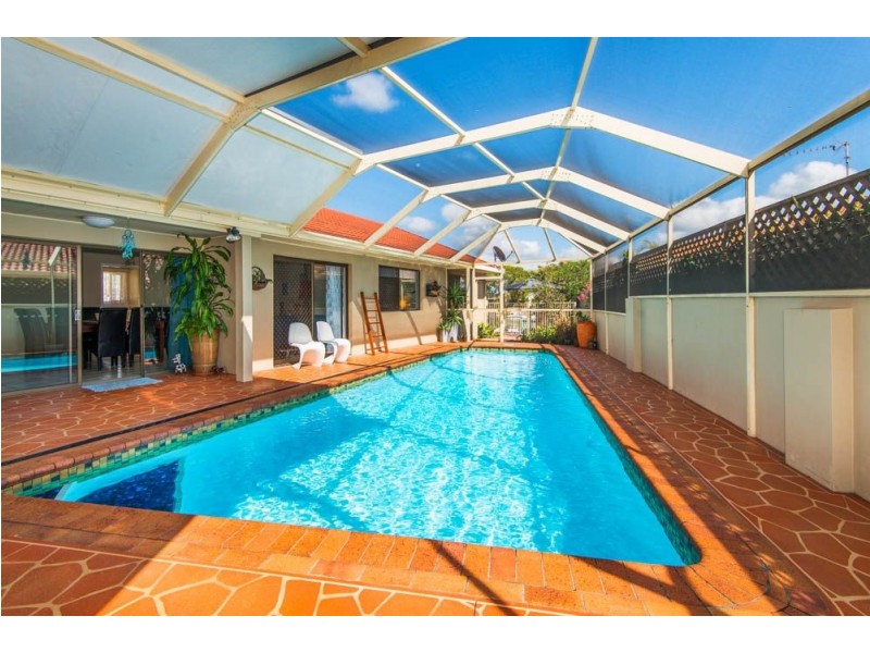 18 Lindsay Parade, Paradise Point QLD 4216