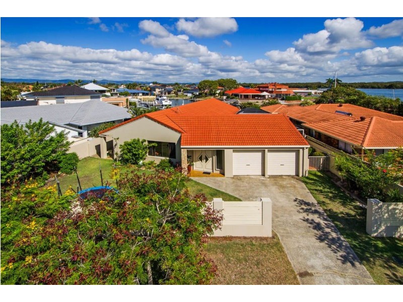 18 Lindsay Parade, Paradise Point QLD 4216