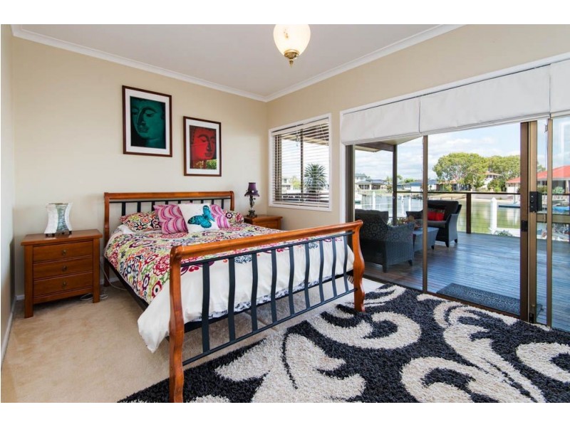 18 Lindsay Parade, Paradise Point QLD 4216