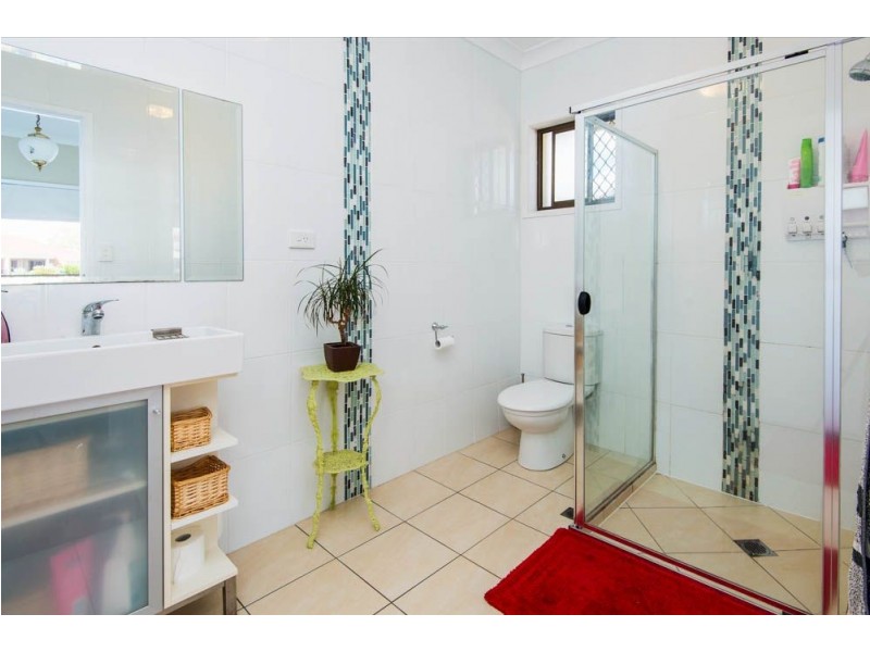 18 Lindsay Parade, Paradise Point QLD 4216