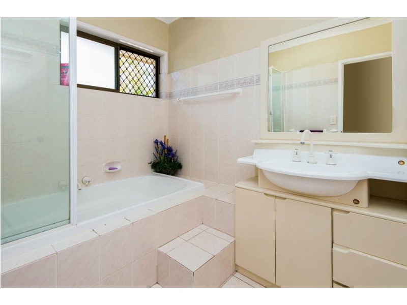 18 Lindsay Parade, Paradise Point QLD 4216