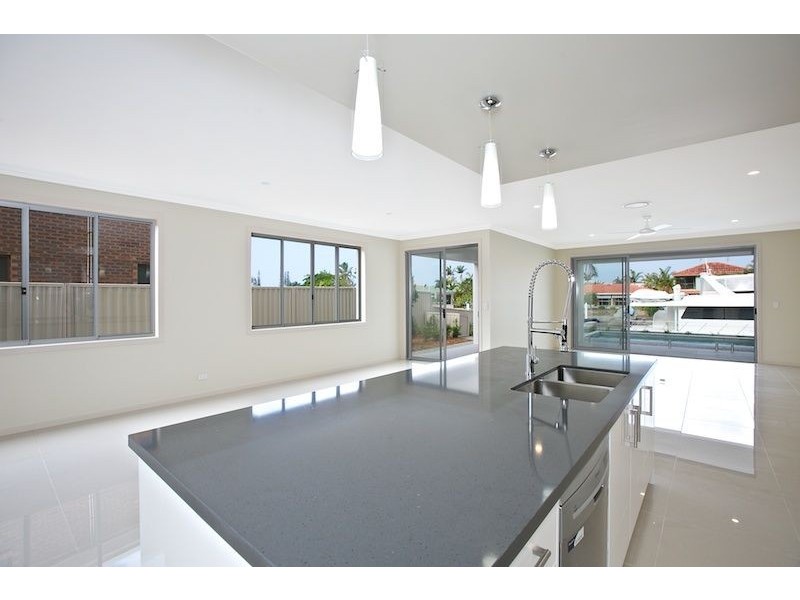 1/107 Bayview Street, Runaway Bay QLD 4216