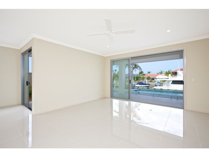 1/107 Bayview Street, Runaway Bay QLD 4216
